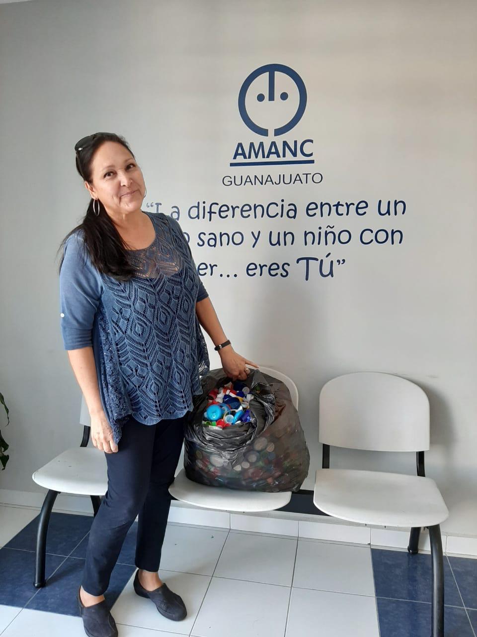Servicio Social entrega de tapitas AMANC